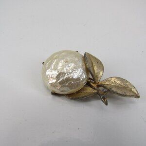 Sarah Coventry Vintage 1960's Splendor Pearl Blossom Brooch Gold Plated